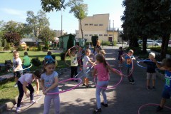 Zabawy integracyjne na terenie ogrodu i w przedszkolu
